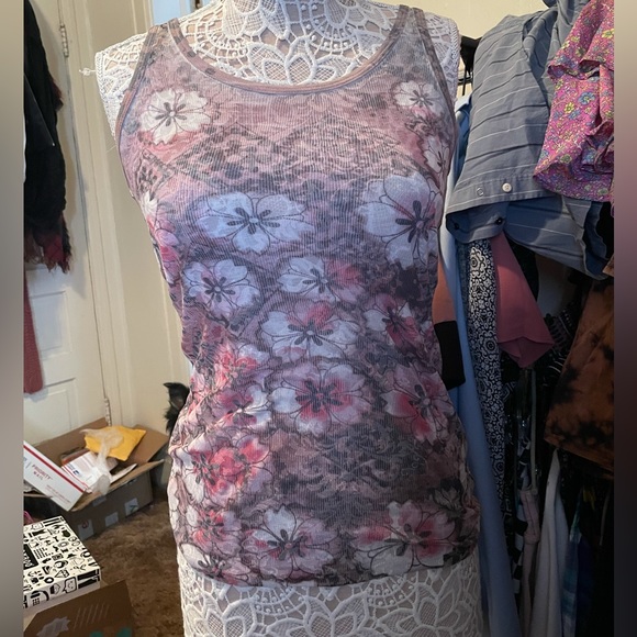 GUC floral tank, donating 10/20 - Picture 5 of 7